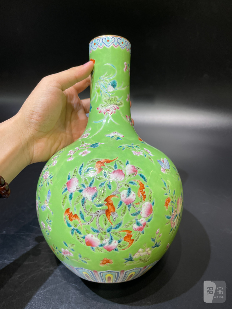 清中期 秋葵绿地洋彩蝠桃蝶恋花纹天球瓶 - 图3